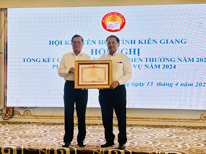Thủ tướng chính phủ tặng bằng khen cho Phó chủ tịch Hội Khuyến học tỉnh Kiên Giang